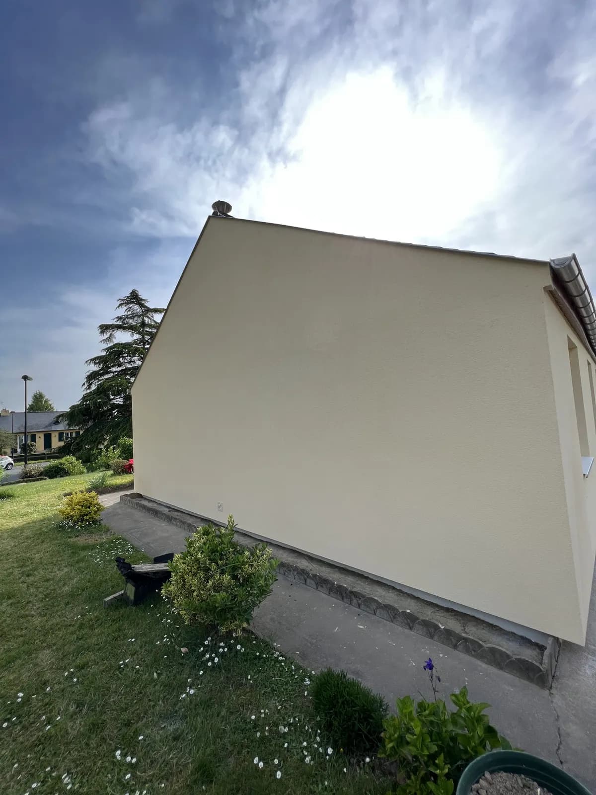 Chantier d'isolation thermique par l'extérieur réalisé par ISONERGI en Ille-et-Vilaine