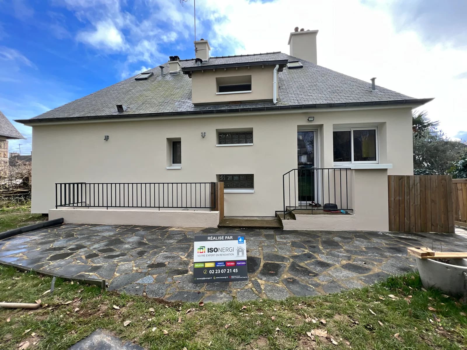Chantier d'isolation thermique par l'extérieur réalisé par ISONERGI en Ille-et-Vilaine