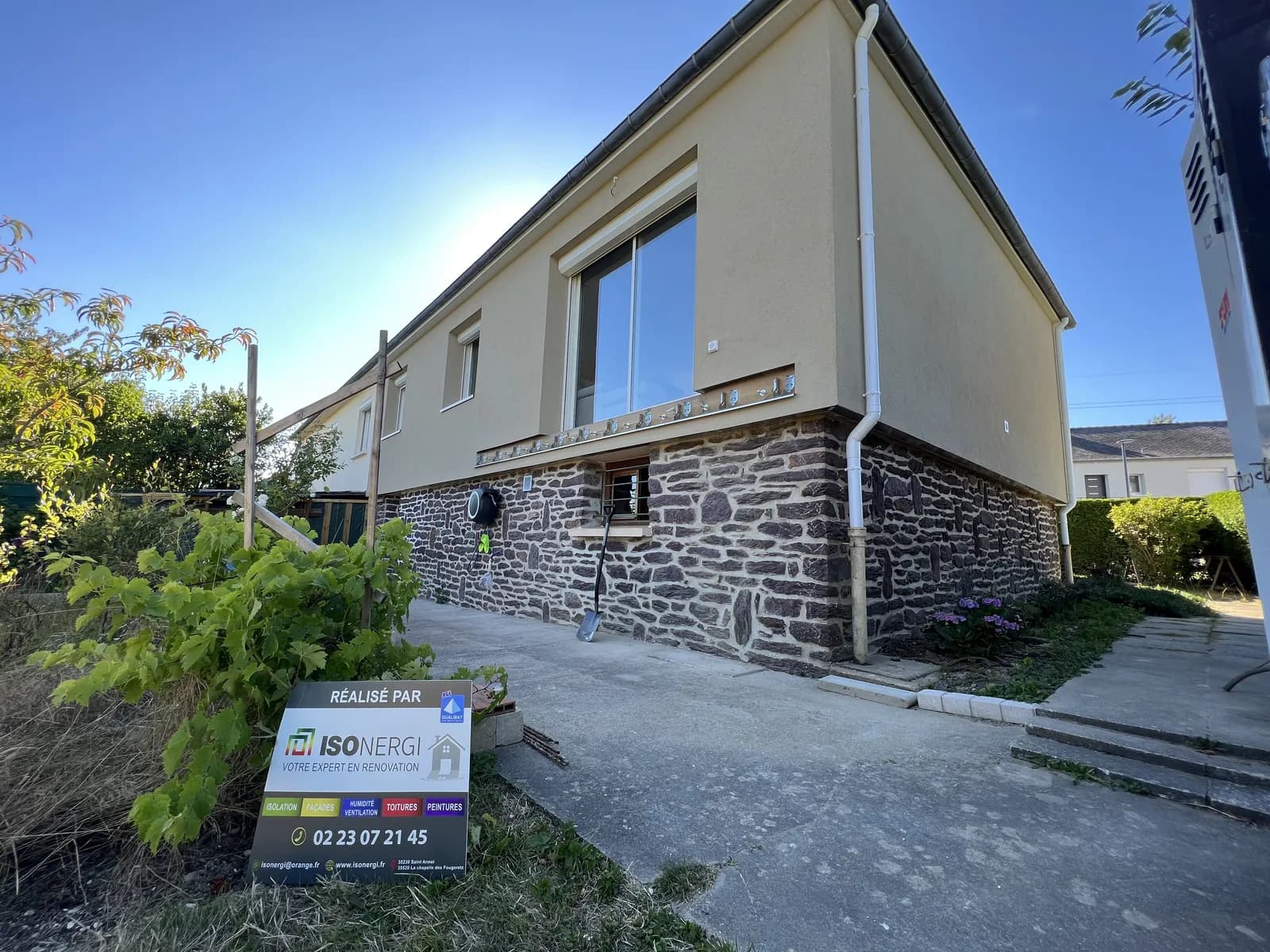 Chantier d'isolation thermique par l'extérieur réalisé par ISONERGI en Ille-et-Vilaine