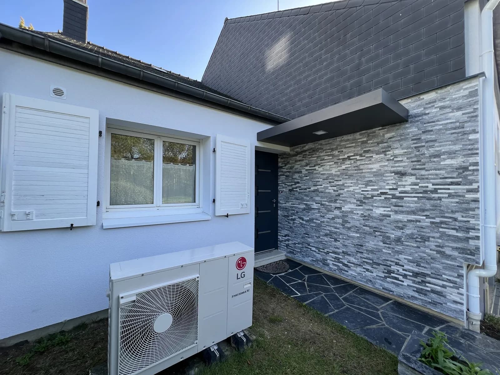 Chantier d'isolation thermique par l'extérieur réalisé par ISONERGI en Ille-et-Vilaine