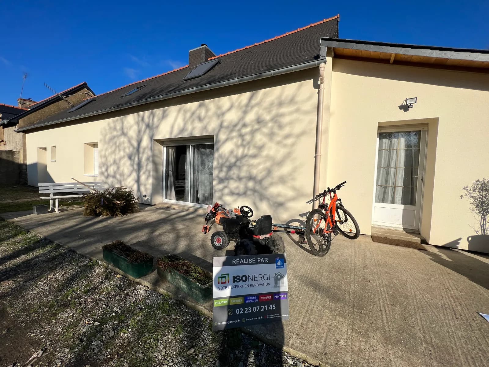 Chantier d'isolation thermique par l'extérieur réalisé par ISONERGI en Ille-et-Vilaine