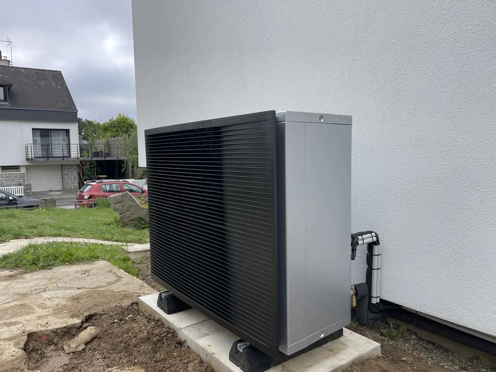 Installation de pompe à chaleur réalisée par ISONERGI dans la région de Rennes