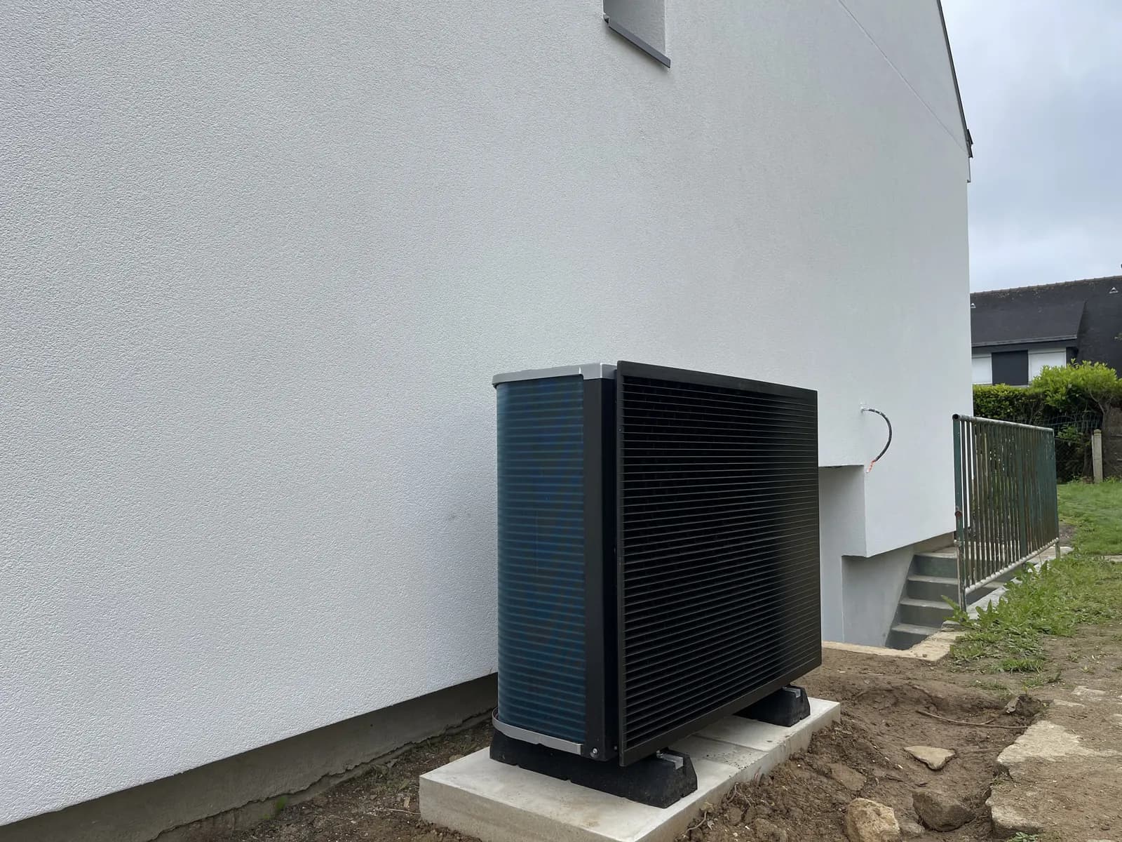 Installation de pompe à chaleur réalisée par ISONERGI dans la région de Rennes