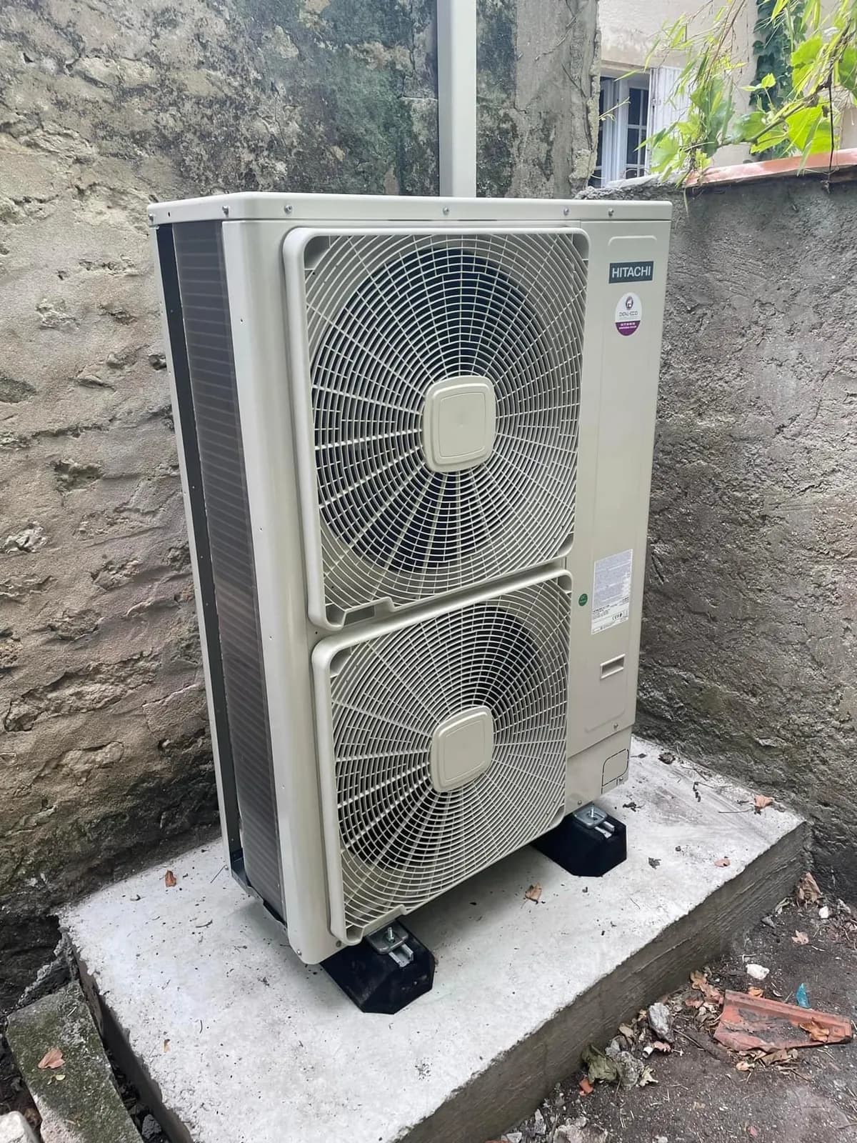 Installation de pompe à chaleur réalisée par ISONERGI dans la région de Rennes