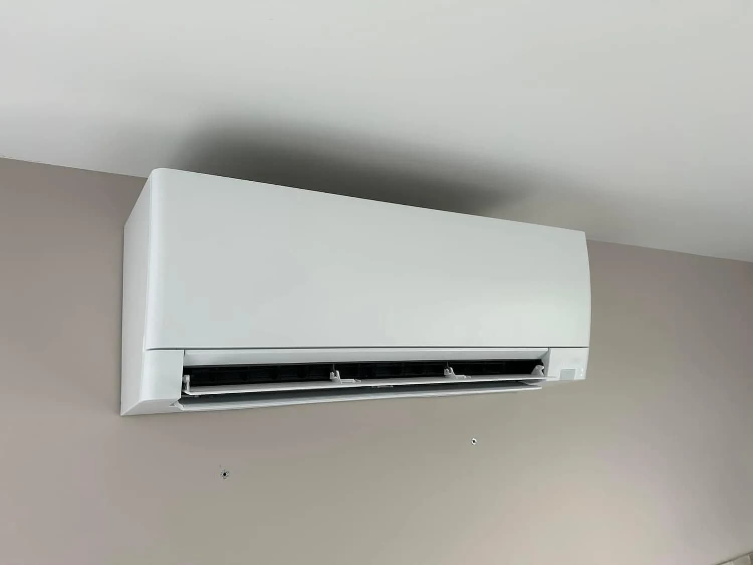 Installation de pompe à chaleur réalisée par ISONERGI dans la région de Rennes