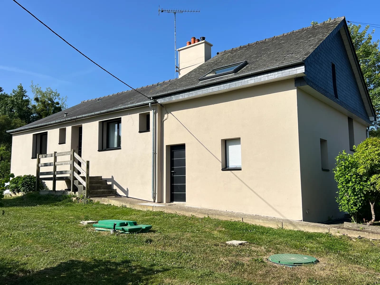 Chantier d'isolation thermique par l'extérieur réalisé par ISONERGI en Ille-et-Vilaine