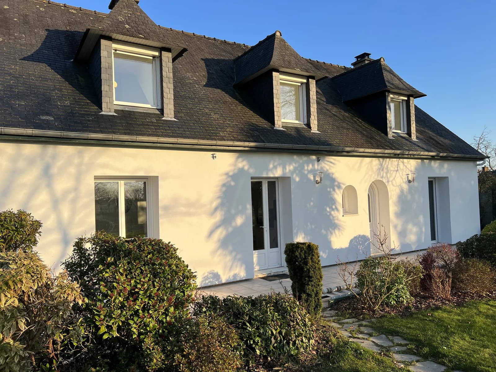 Chantier d'isolation thermique par l'extérieur réalisé par ISONERGI en Ille-et-Vilaine