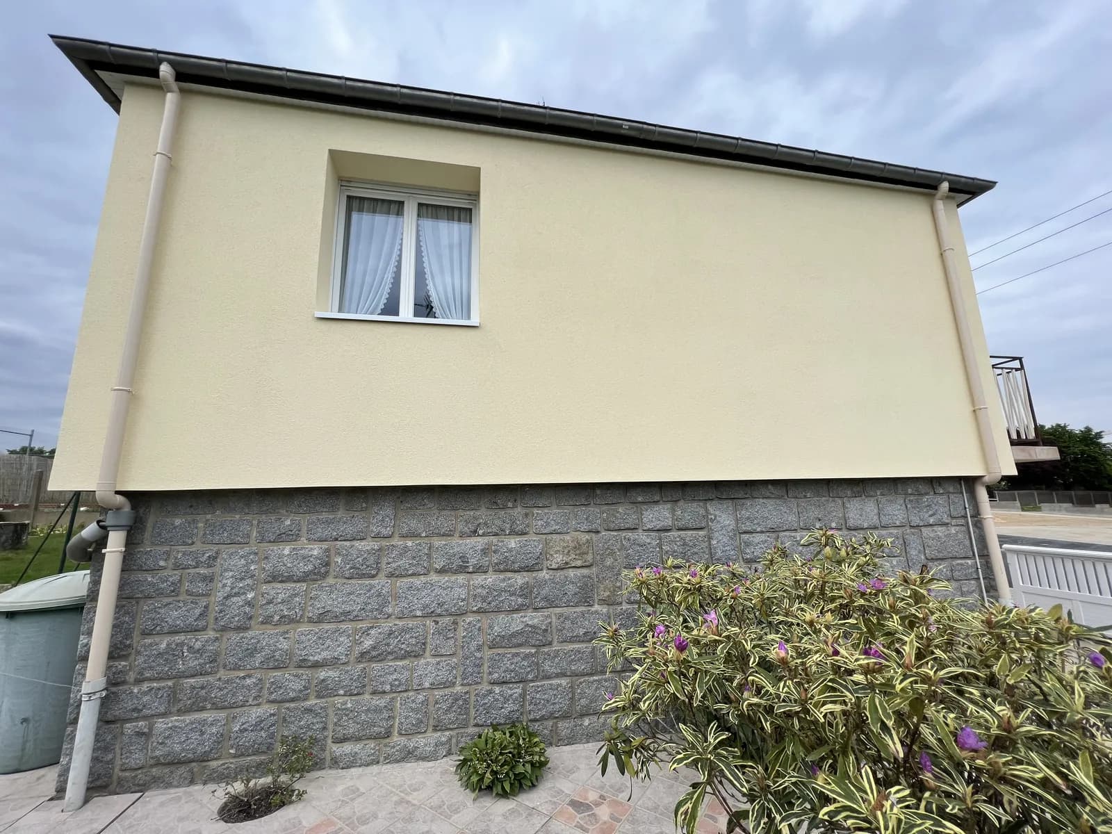 Chantier d'isolation thermique par l'extérieur réalisé par ISONERGI en Ille-et-Vilaine