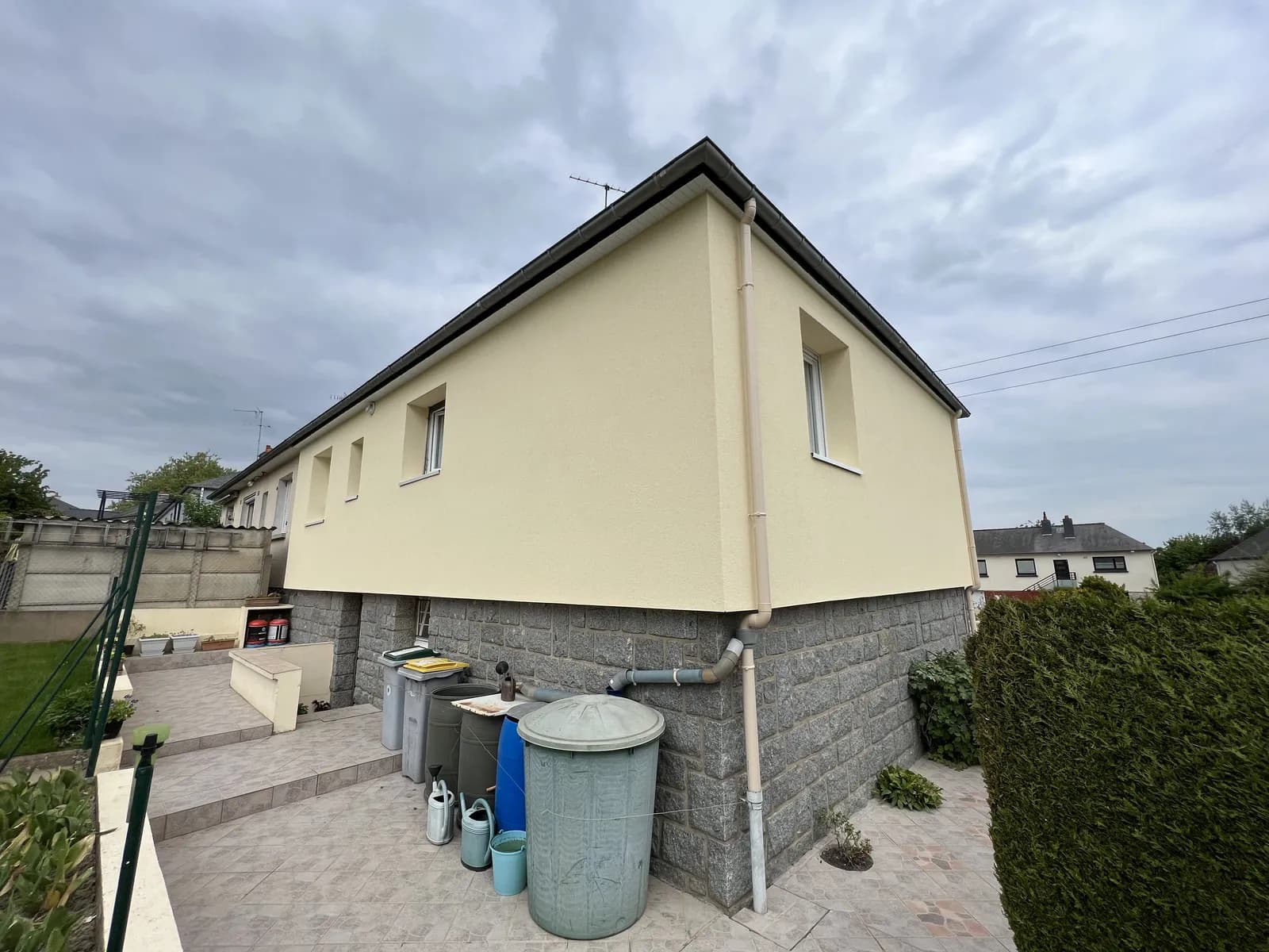 Chantier d'isolation thermique par l'extérieur réalisé par ISONERGI en Ille-et-Vilaine