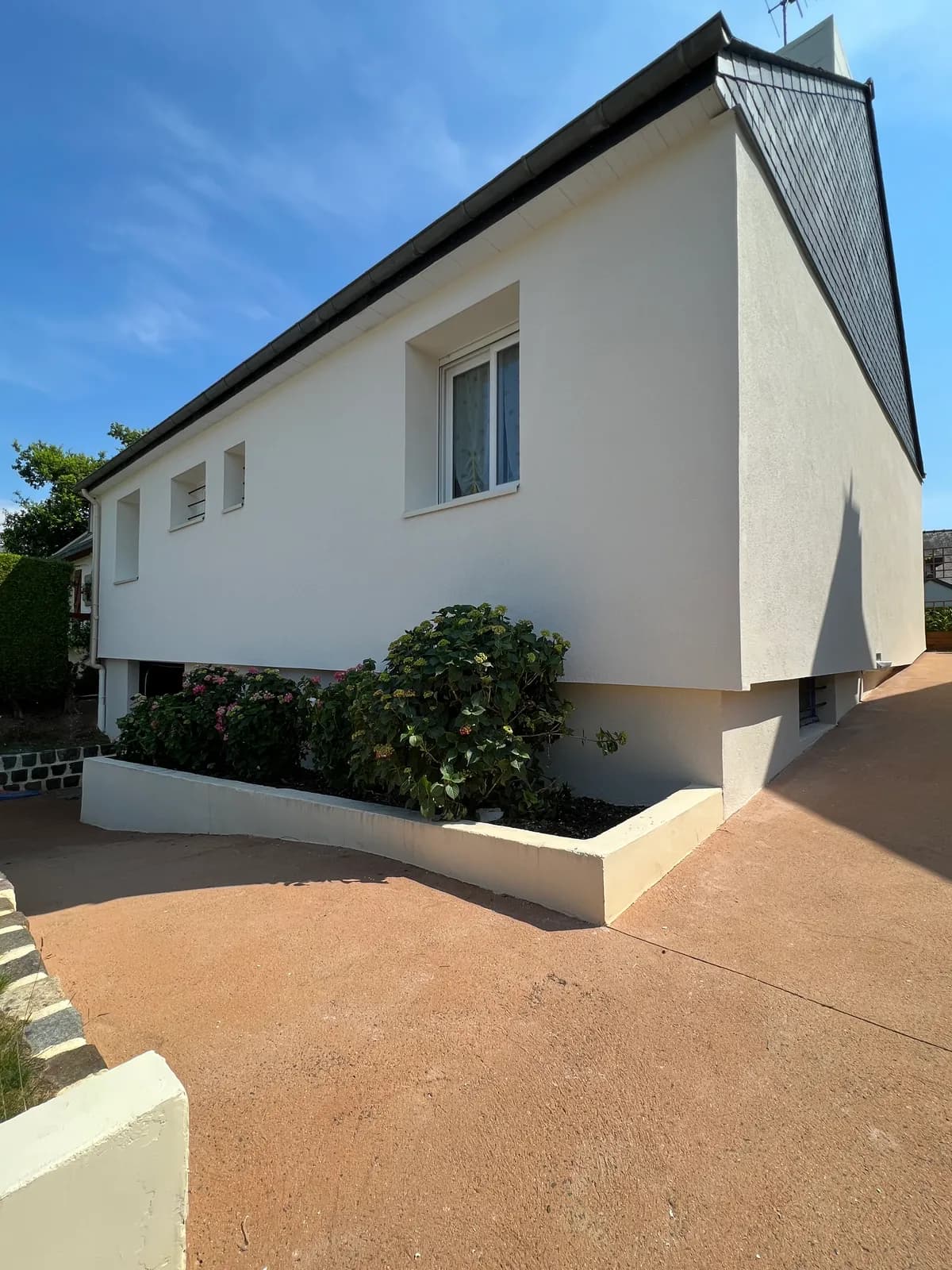 Chantier d'isolation thermique par l'extérieur réalisé par ISONERGI en Ille-et-Vilaine