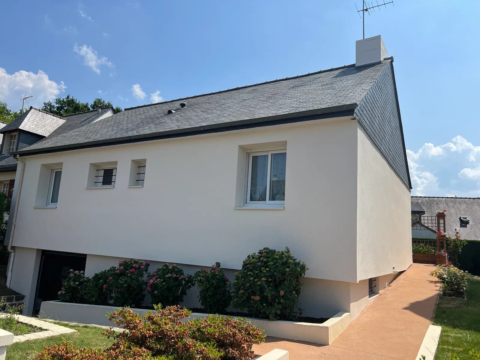 Chantier d'isolation thermique par l'extérieur réalisé par ISONERGI en Ille-et-Vilaine