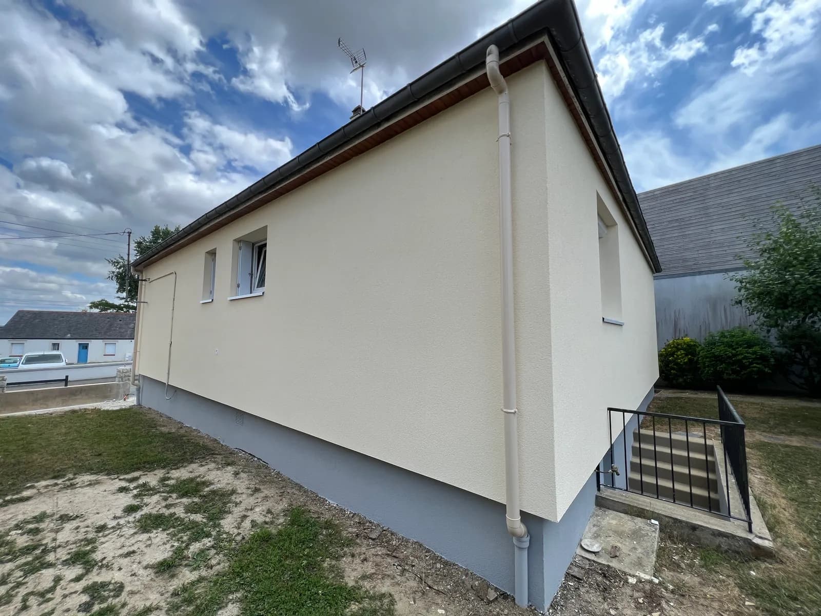 Chantier d'isolation thermique par l'extérieur réalisé par ISONERGI en Ille-et-Vilaine