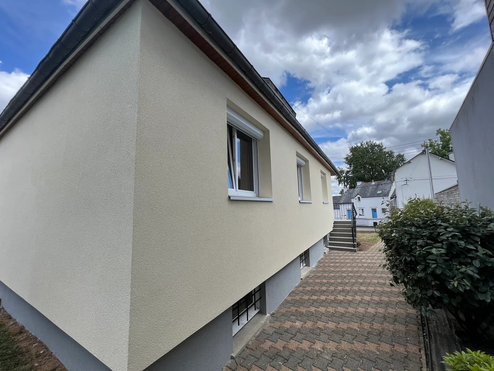 Chantier d'isolation thermique par l'extérieur réalisé par ISONERGI en Ille-et-Vilaine