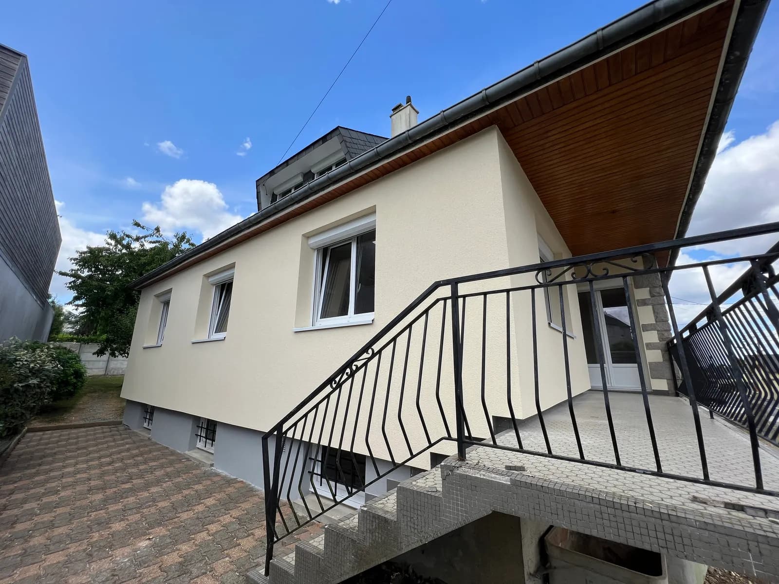 Chantier d'isolation thermique par l'extérieur réalisé par ISONERGI en Ille-et-Vilaine