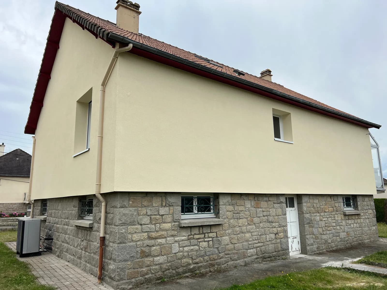 Chantier d'isolation thermique par l'extérieur réalisé par ISONERGI en Ille-et-Vilaine