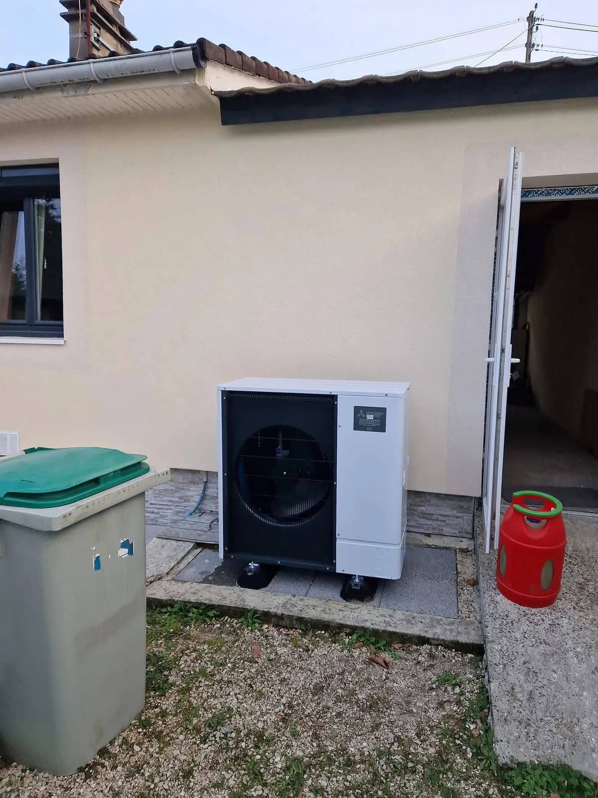 Installation de pompe à chaleur réalisée par ISONERGI dans la région de Rennes