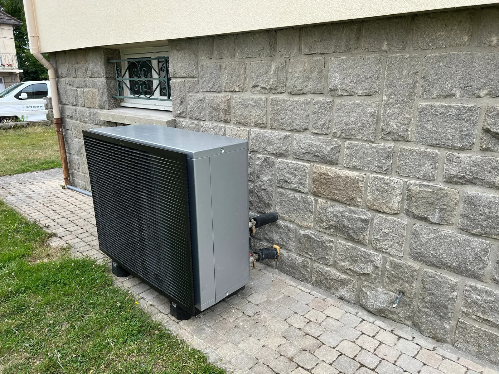Installation de pompe à chaleur réalisée par ISONERGI dans la région de Rennes